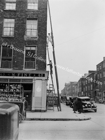 STREET SCENE  THE ACROBAT